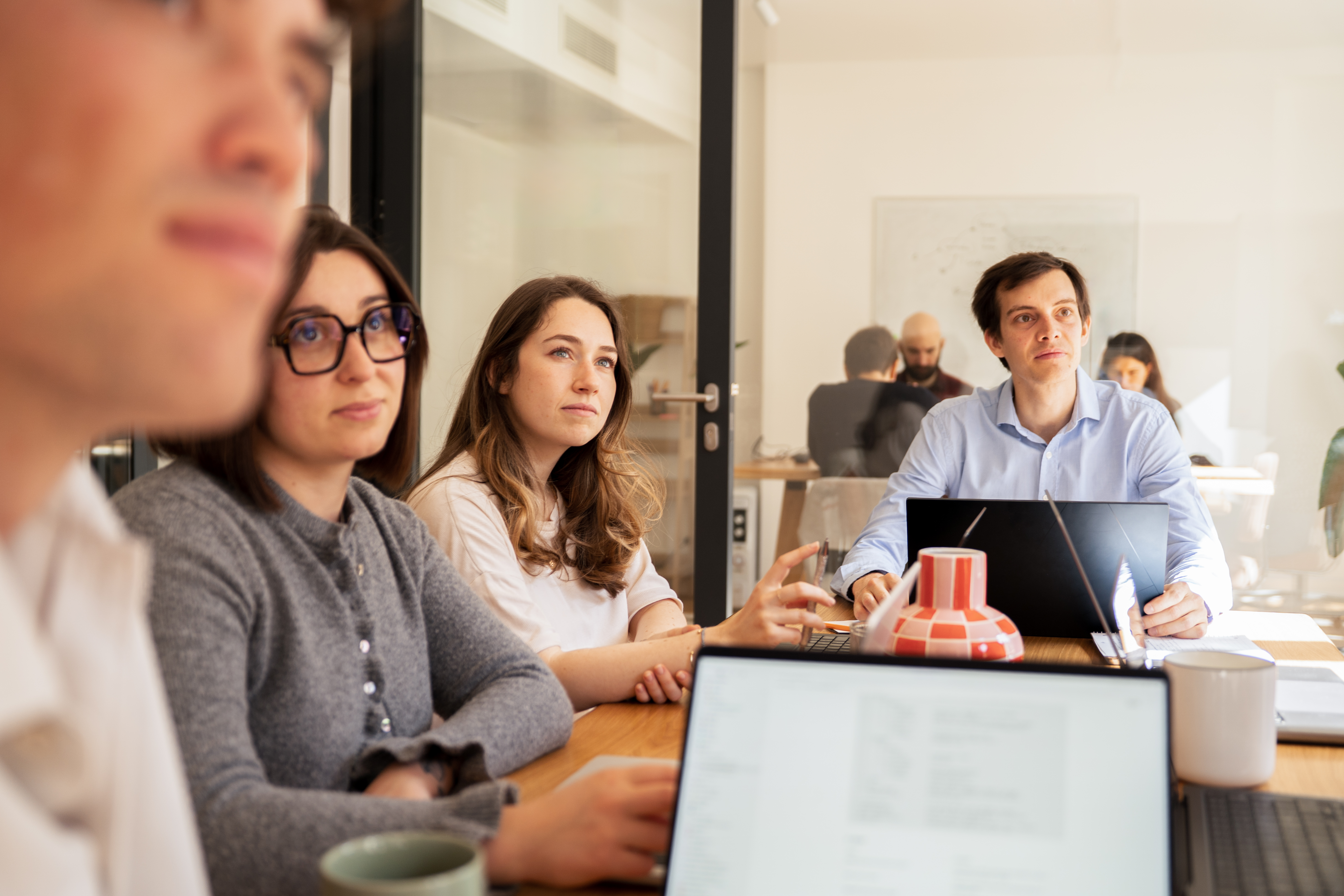 Equipa da Galadrim atenta durante uma reunião de trabalho