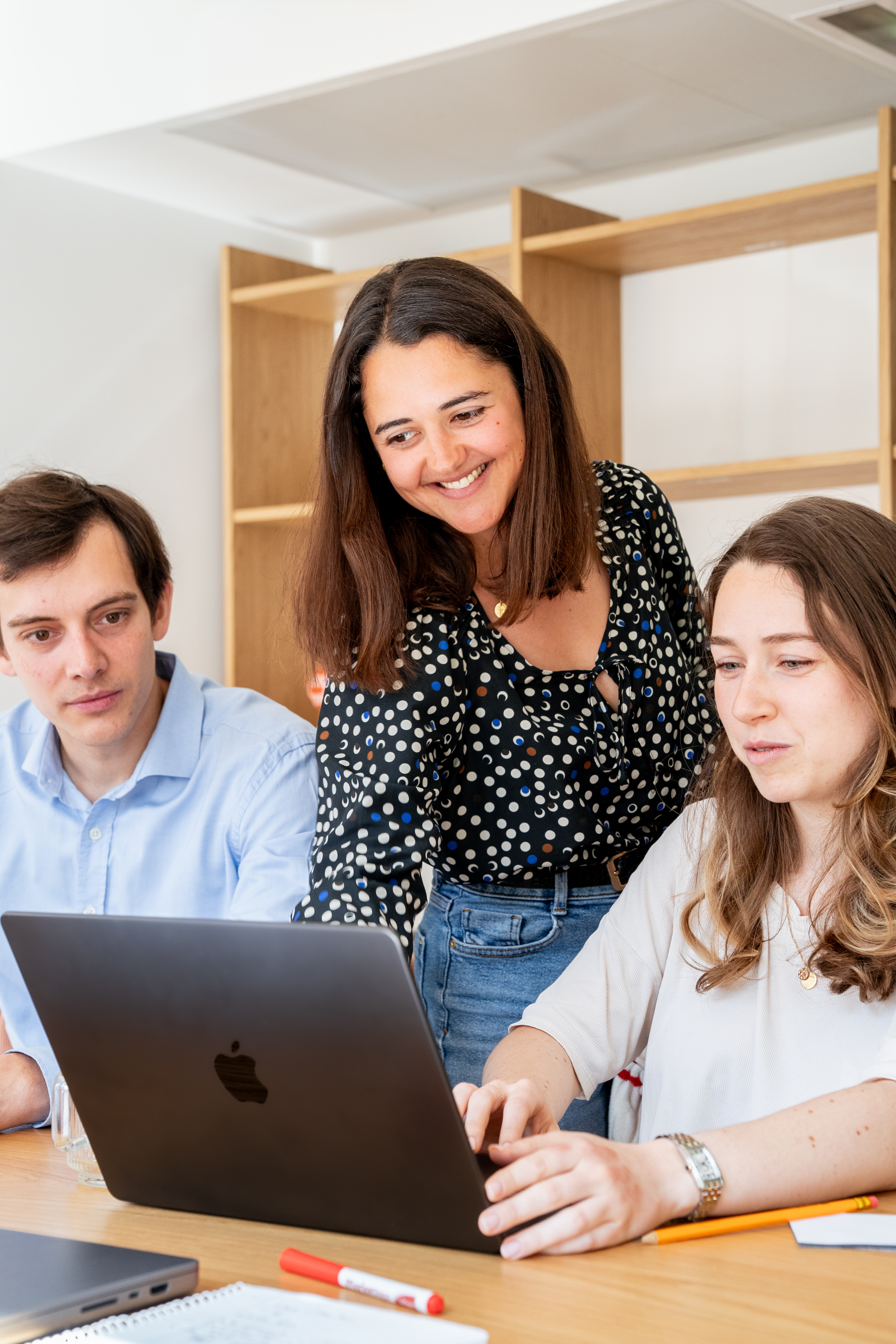 Três Galadrimers reunidos à volta de um computador portátil