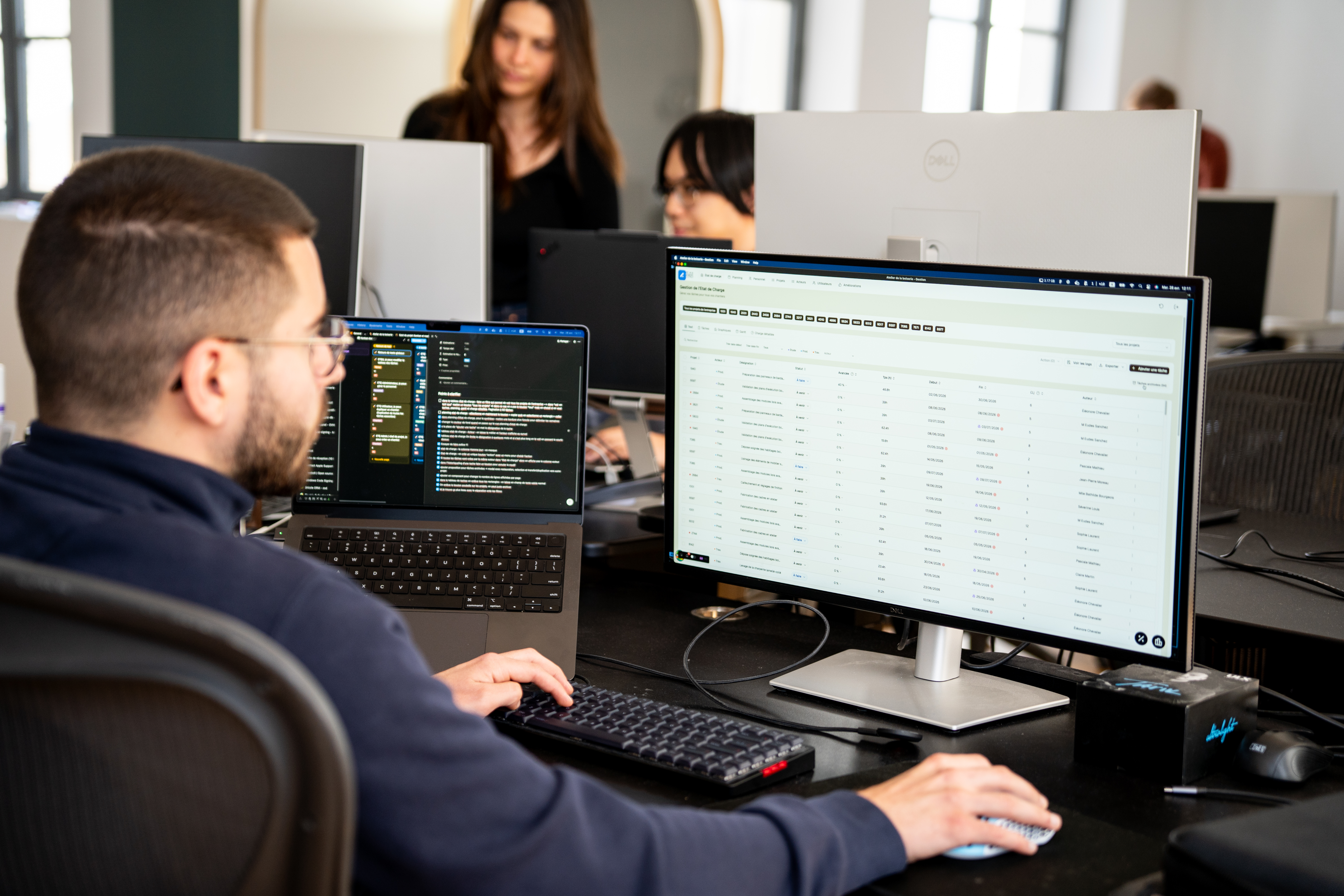 Um programador da Galadrim a trabalhar num software de gestão exibido em ecrã inteiro