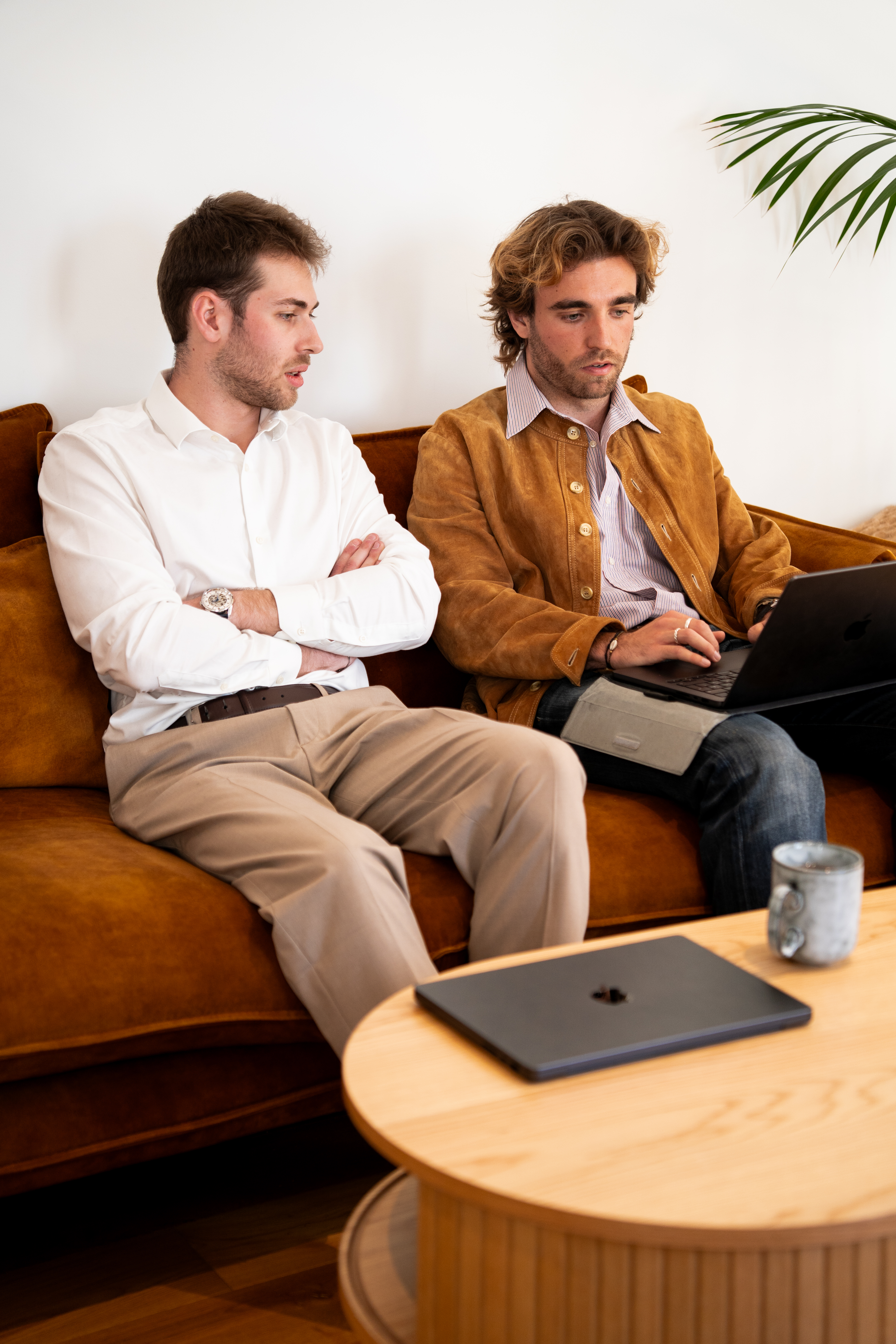 Dois consultores da Galadrim a rever um projeto num computador portátil