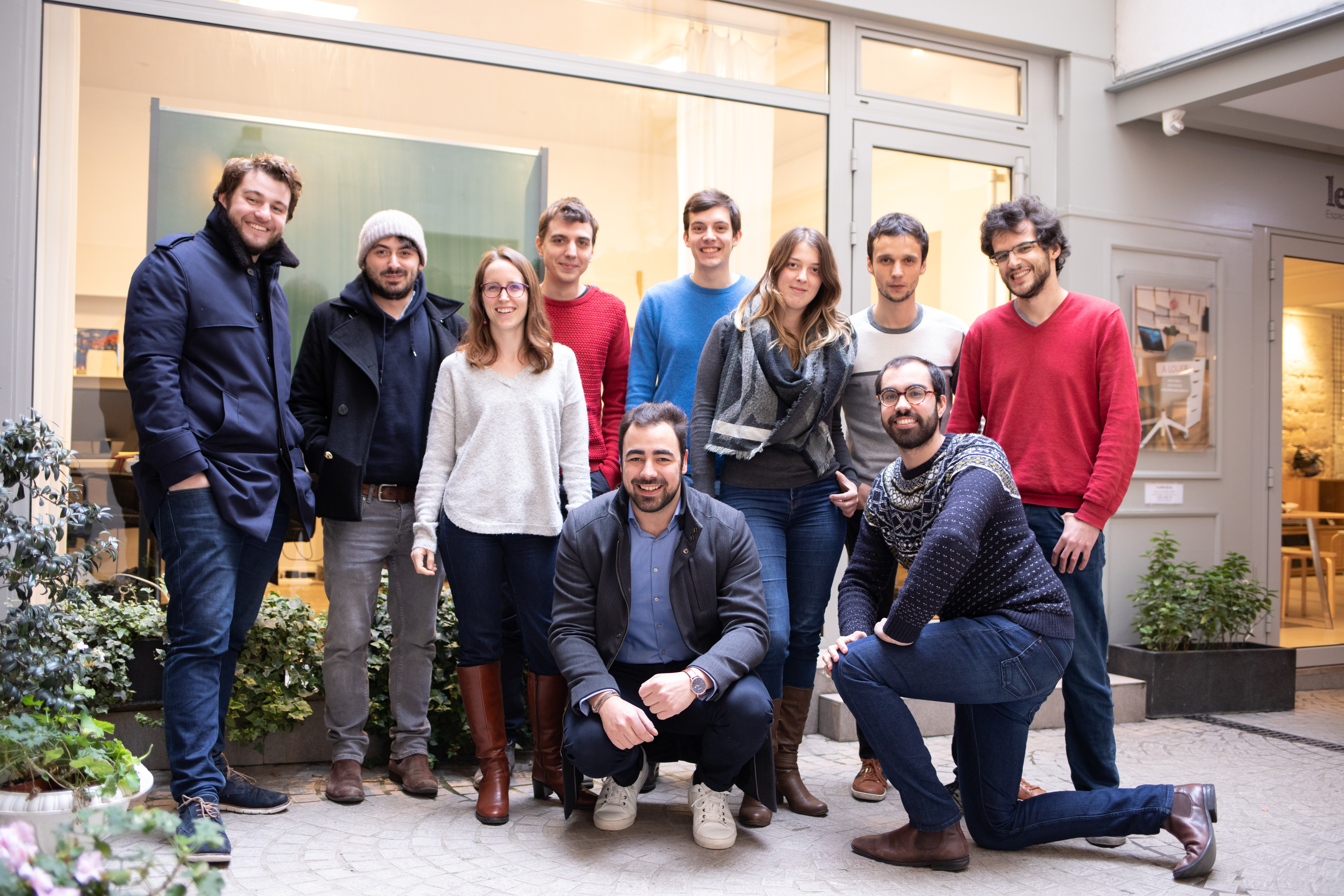 A equipa completa da Galadrim em frente a uma montra, em 2018.