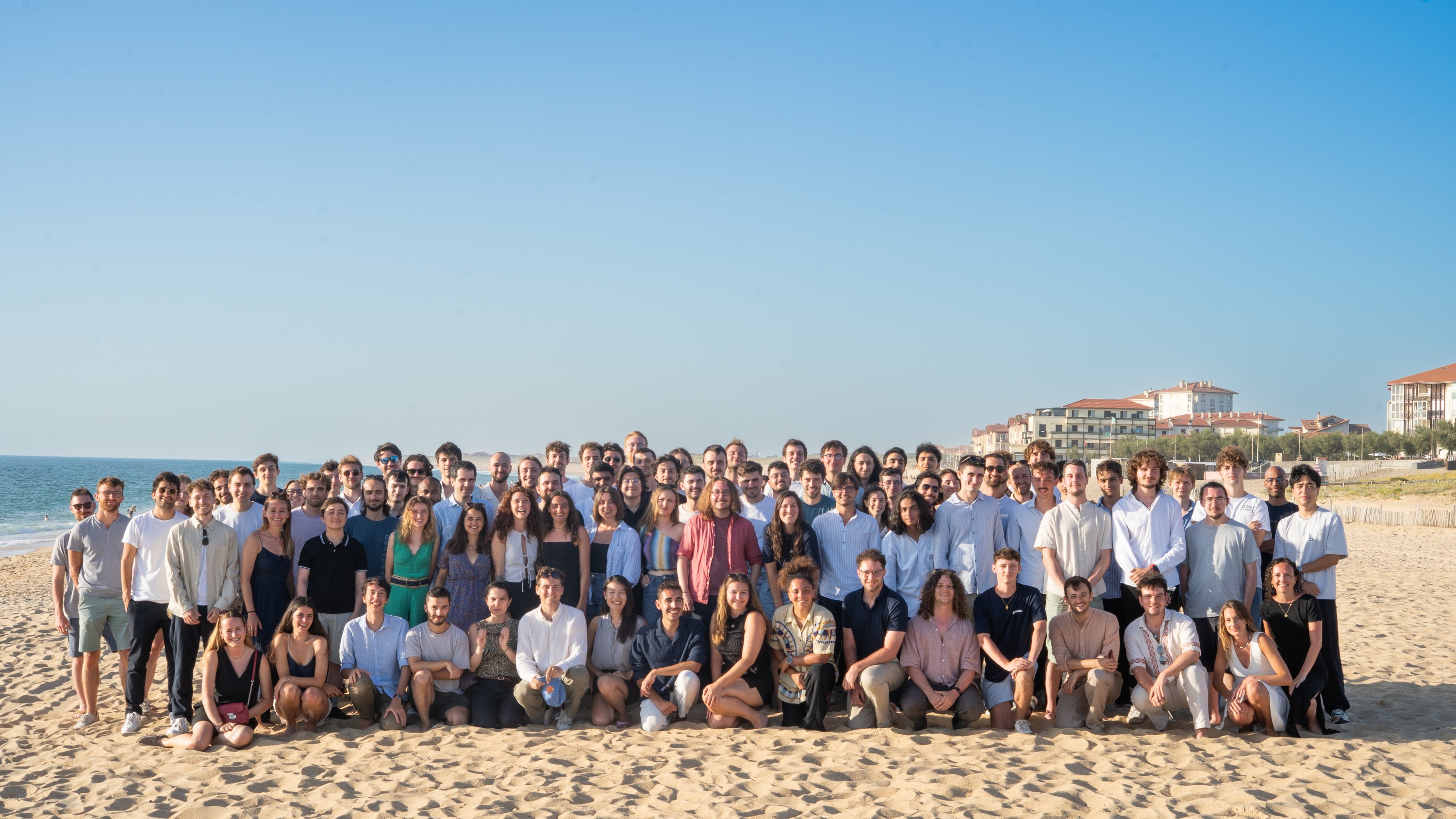 Os 180 Galadrimers reunidos numa praia, durante o seminário anual.